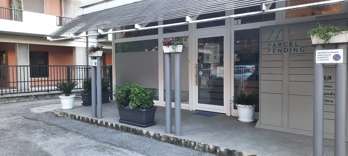 Area esterna davanti all’ingresso dello studio di Verona
